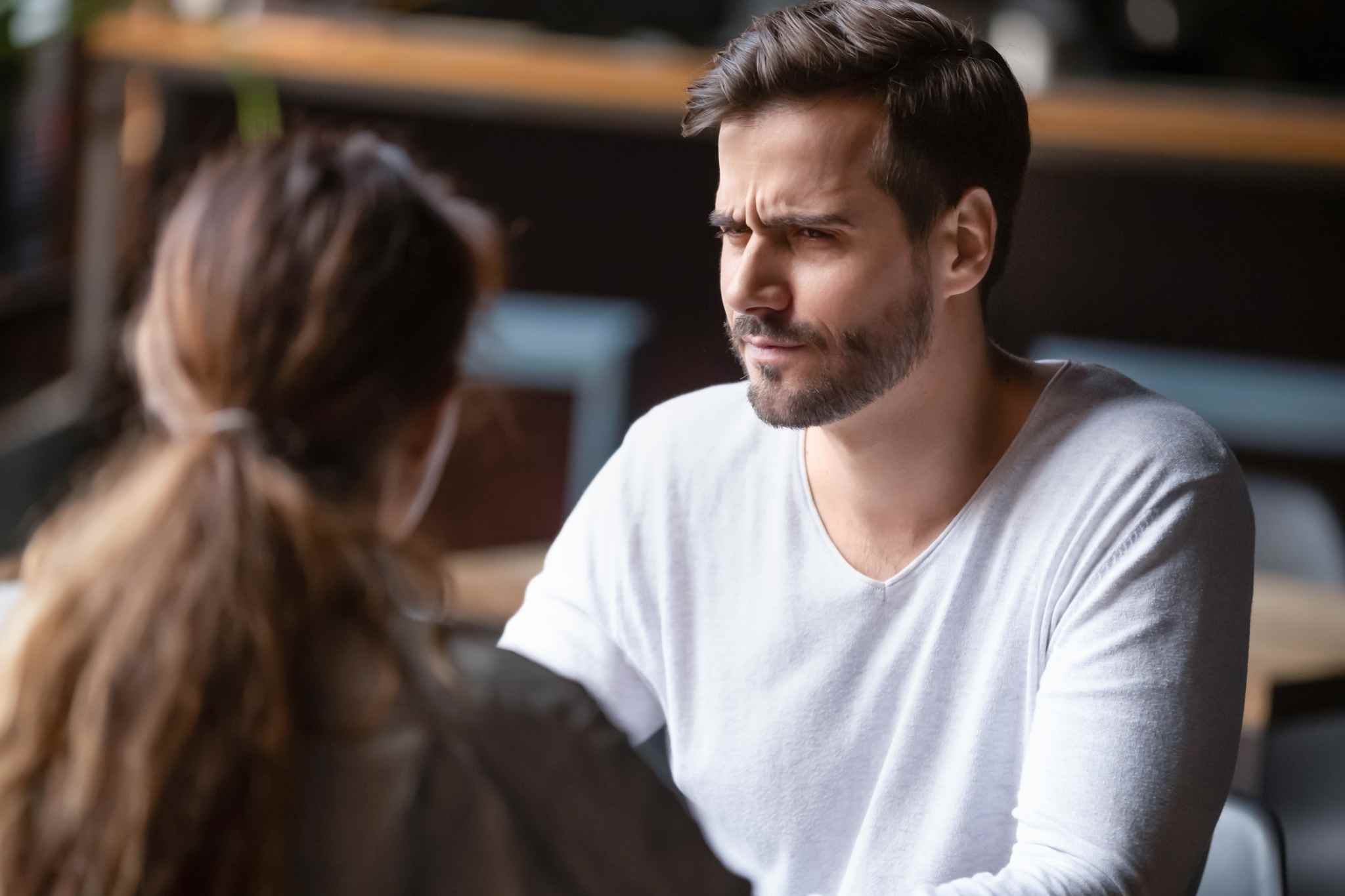 Mężczyzna, który nienawidzi tych czterech słów. Daj sobie spokój i nie daj się uwikłać w taki związek